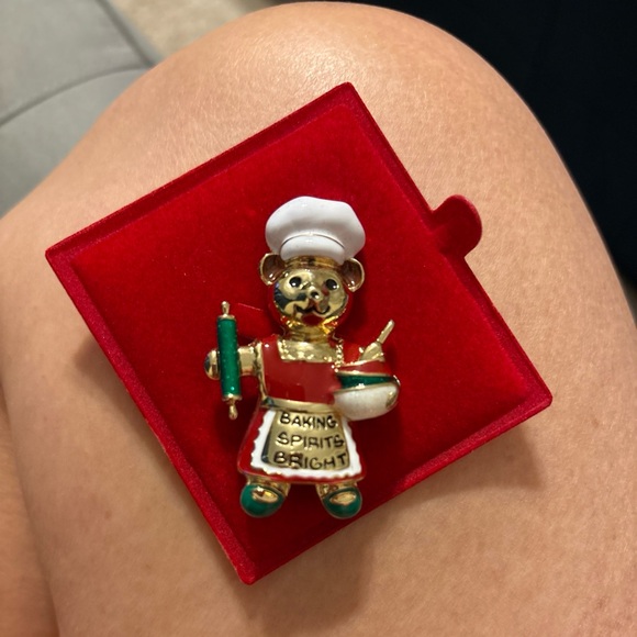 Goldtone Enamel Bear Chef Hat Apron Baking Spirits Bright Christmas Brooch NEW - Picture 1 of 6